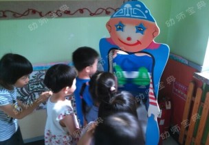 主题教案 | 幼儿园楼道里的哈哈镜引发的系列教学活动