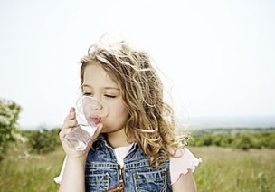 如何引导幼儿自觉地饮水?