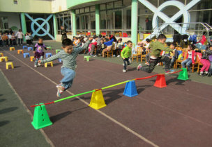 4-5岁中班跳跃类创意体育游戏－跳障碍