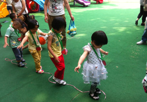 创意幼儿体育游戏—玩绳子