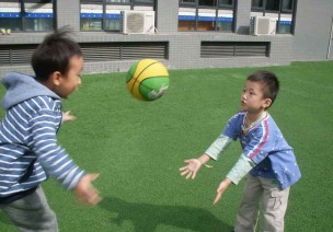 中班灵活性体育游戏—玩皮球