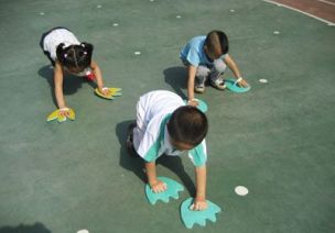 托小班 | 7款幼儿园托小班自制体育玩具及游戏教案