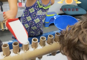 自制玩沙教具 | 国外幼儿园超实用的玩沙桌，神奇创意！